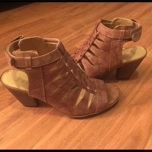 Naturalizer Talon, Heel is 2 3/4”. New w/box.